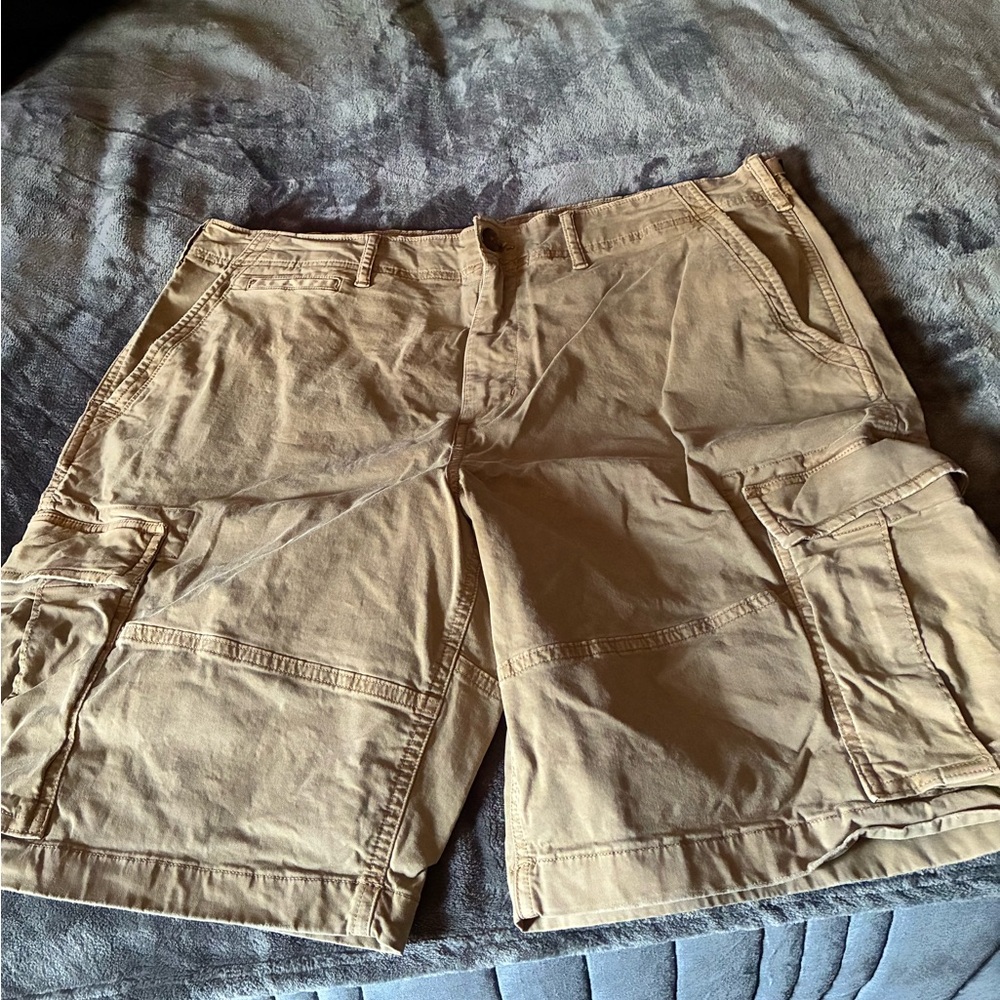 American Eagle Outfitters Men's Khaki Cargo Shorts